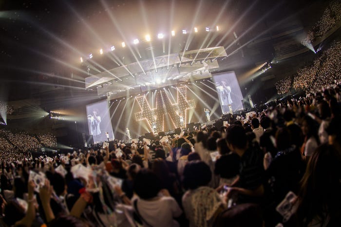 AAAアリーナツアー「ARENA TOUR 2017 -WAY OF GLORY-」より(画像提供:avex)