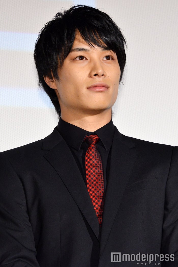 仲里依紗 鈴木伸之 不倫夫婦ショット でニヤリ 笑顔が怖い ザワザワする モデルプレス 仲里依紗 鈴木伸之 不倫夫婦ショット でニヤリ 笑顔が怖い ザワザワする モデルプレス