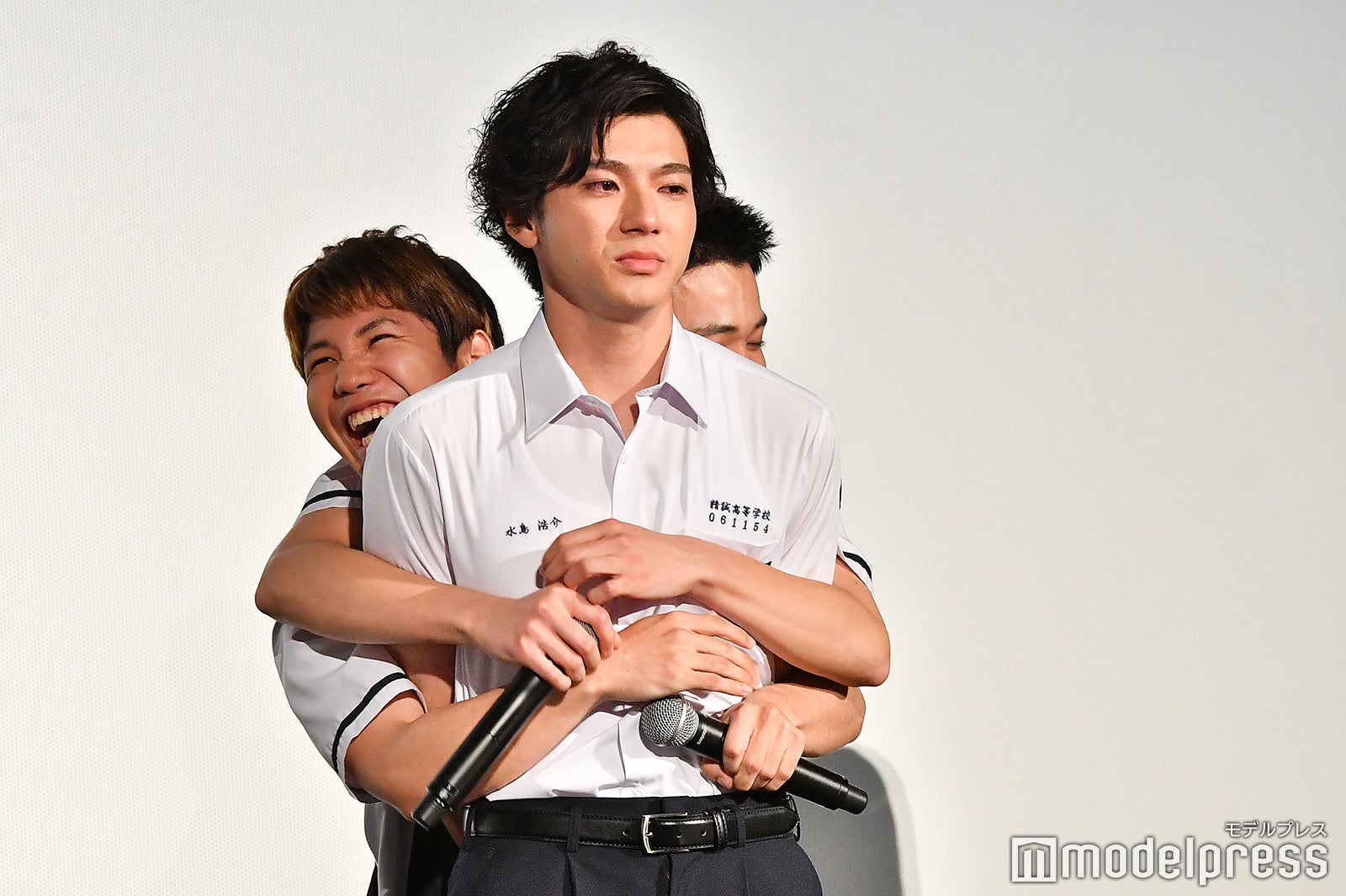 山田裕貴をハグ！ （C）モデルプレス