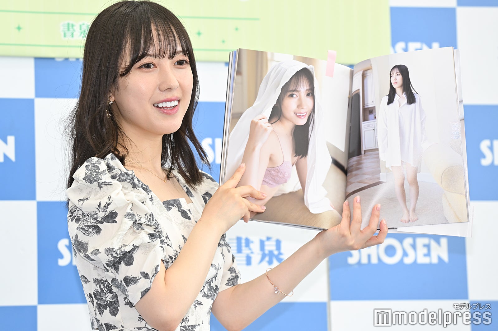 お気に入りカットを見せる小湊よつ葉（C）モデルプレス