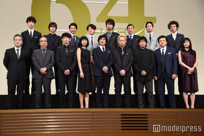 (前列左から)瀬々敬久監督、横山秀夫氏、瑛太、榮倉奈々、佐藤浩市、綾野剛、永瀬正敏、三浦友和、夏川結衣(後列左から)坂口健太郎、窪田正孝、緒形直人、吉岡秀隆、仲村トオル、奥田瑛二、椎名桔平、滝藤賢一(C)モデルプレス