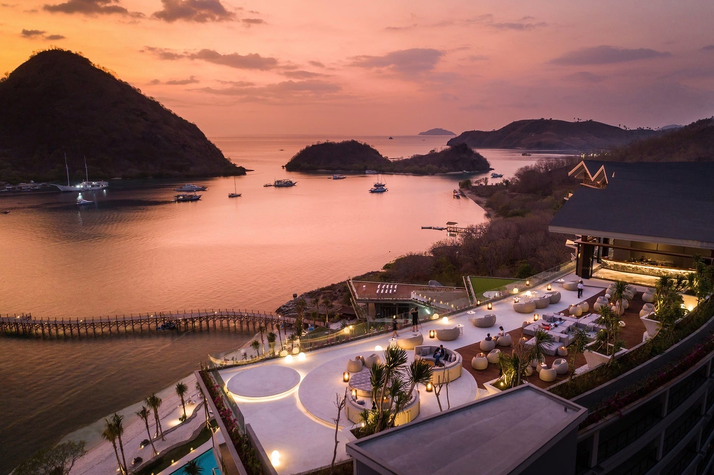 「UNIQUE ROOFTOP BAR」と夕景（提供写真）