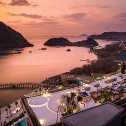 「UNIQUE ROOFTOP BAR」と夕景(提供写真)