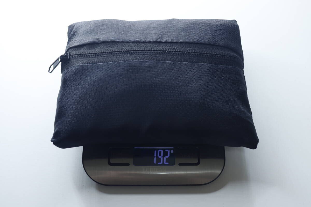 たたんだ黒いバッグをキッチンスケールで測り192gと表示