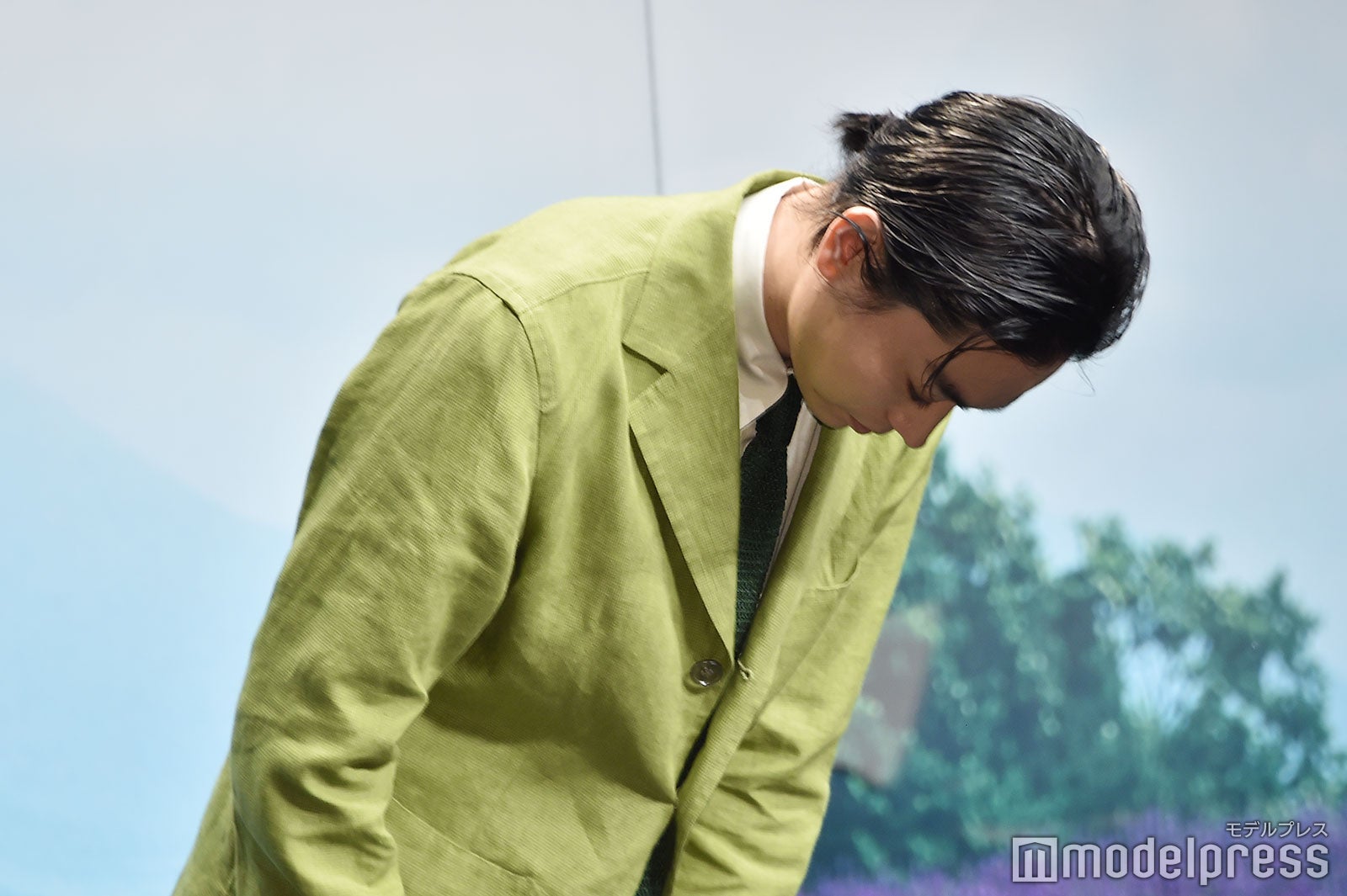 後ろで髪を結んでいた菅田将暉（C）モデルプレス