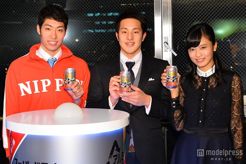 （左から）萩野公介選手、瀬戸大也選手、小島瑠璃子