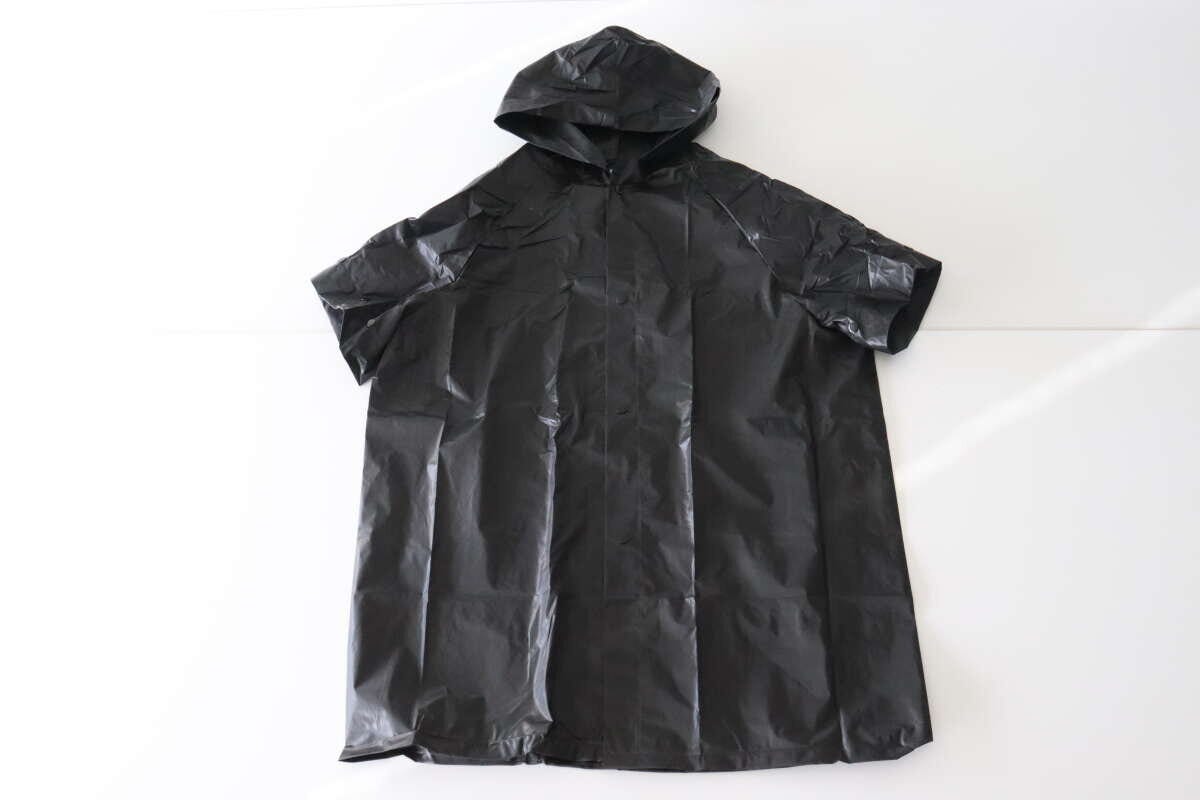 分離式レインジャケット（大人用、ブラック）　袖を取り外した状態