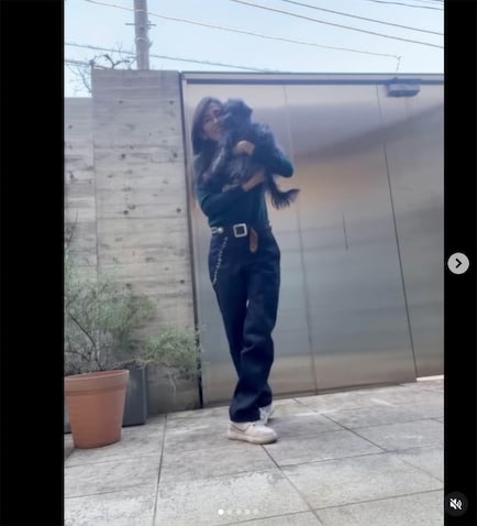 工藤静香、お気に入りチノパンの“お散歩”コーデ披露 愛犬ビビをモフる