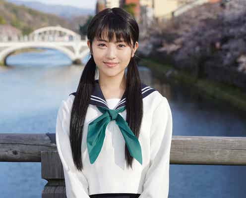 浜辺美波、ツインテール×セーラー服姿公開<私たちはどうかしている>