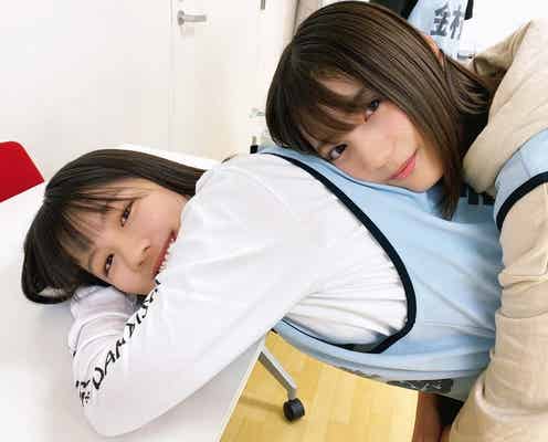 日向坂46小坂菜緒、渡邉美穂を独占 バックハグで密着<日向撮VOL.01先行カット>