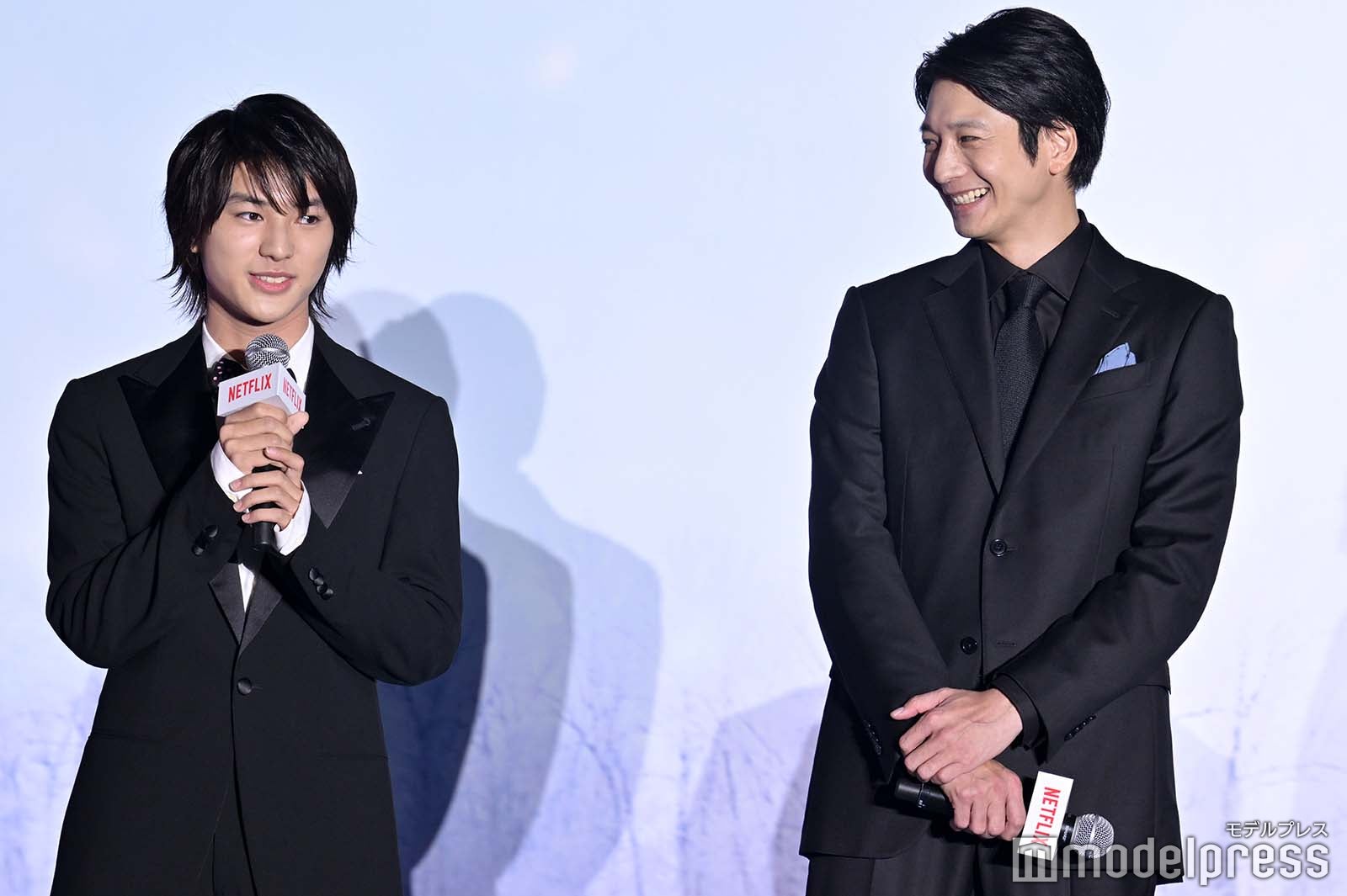 荒木飛羽、向井理 （C）モデルプレス