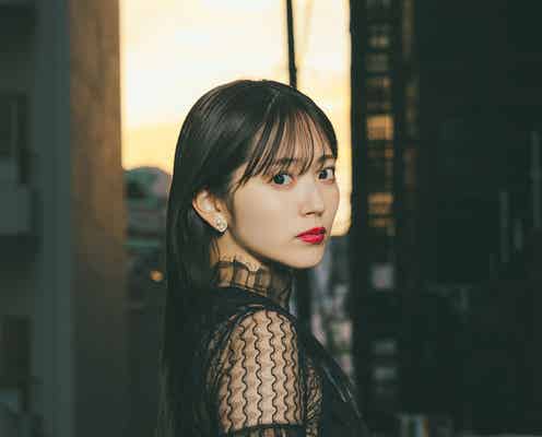 鈴木愛理、ほっそり二の腕際立つ黒レースワンピ姿 大人の素顔見せる