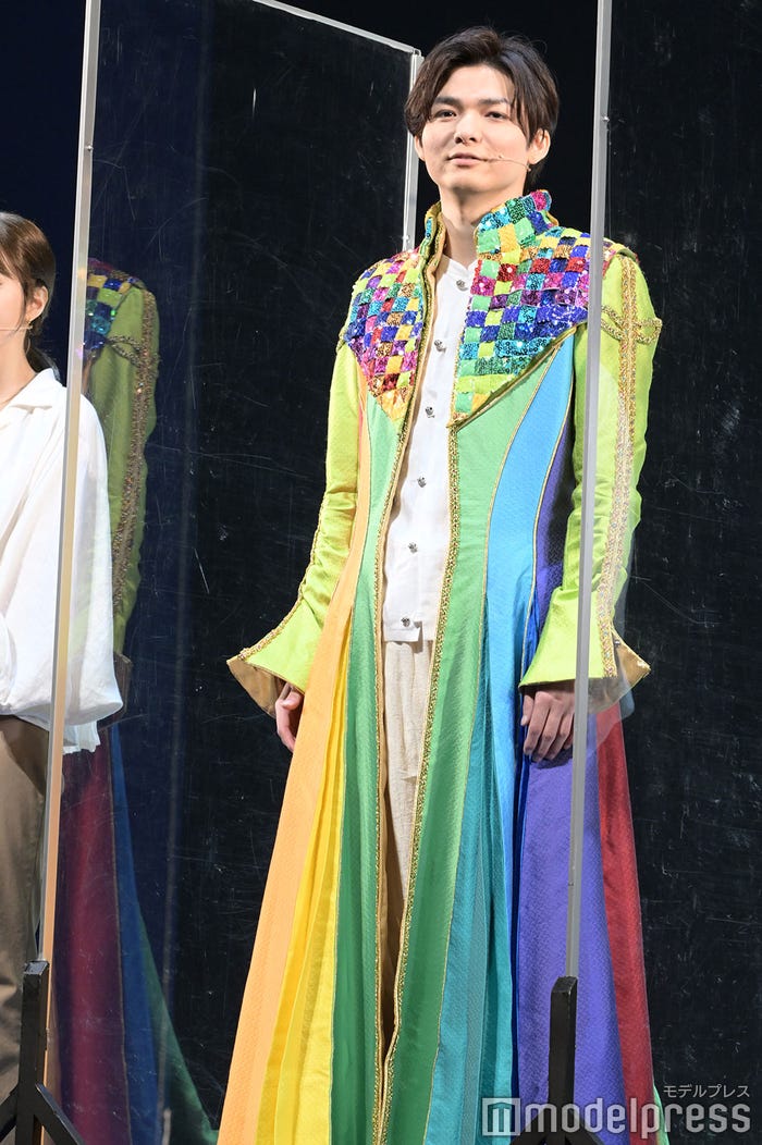 綺羅びやかな衣装を着こなす薮宏太(C)モデルプレス