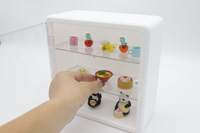 ダイソーの壁にも付けられるコレクションボックスに小物を並べる