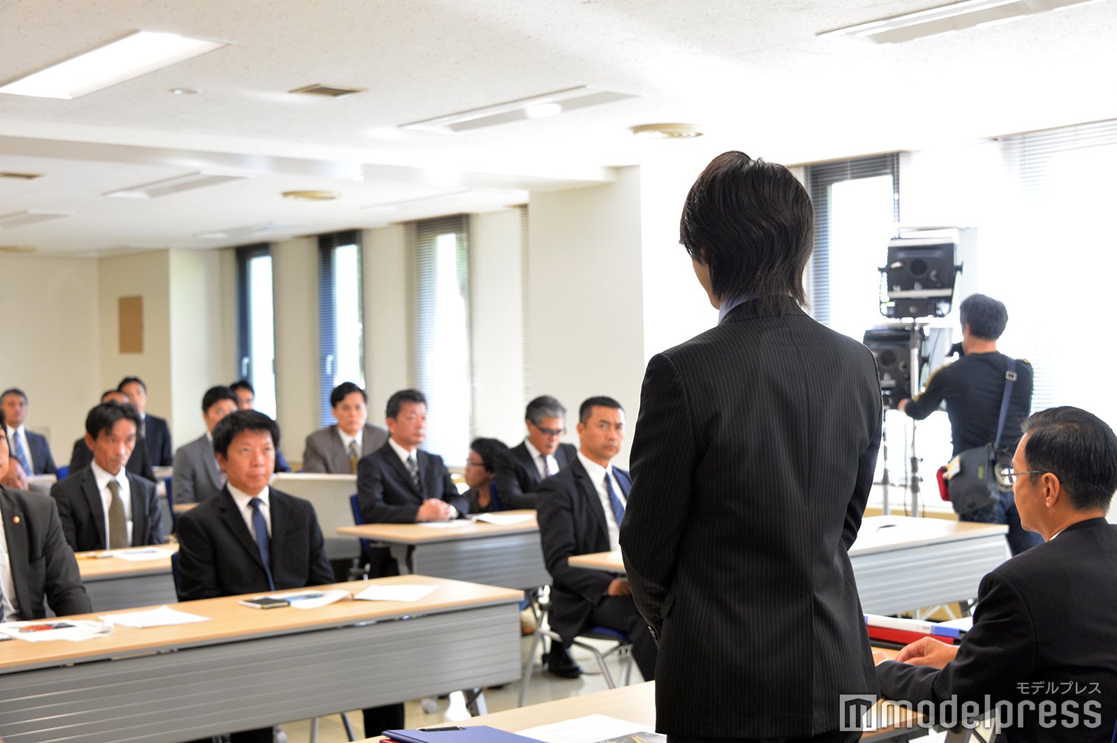 中村倫也の後ろ姿（C）モデルプレス