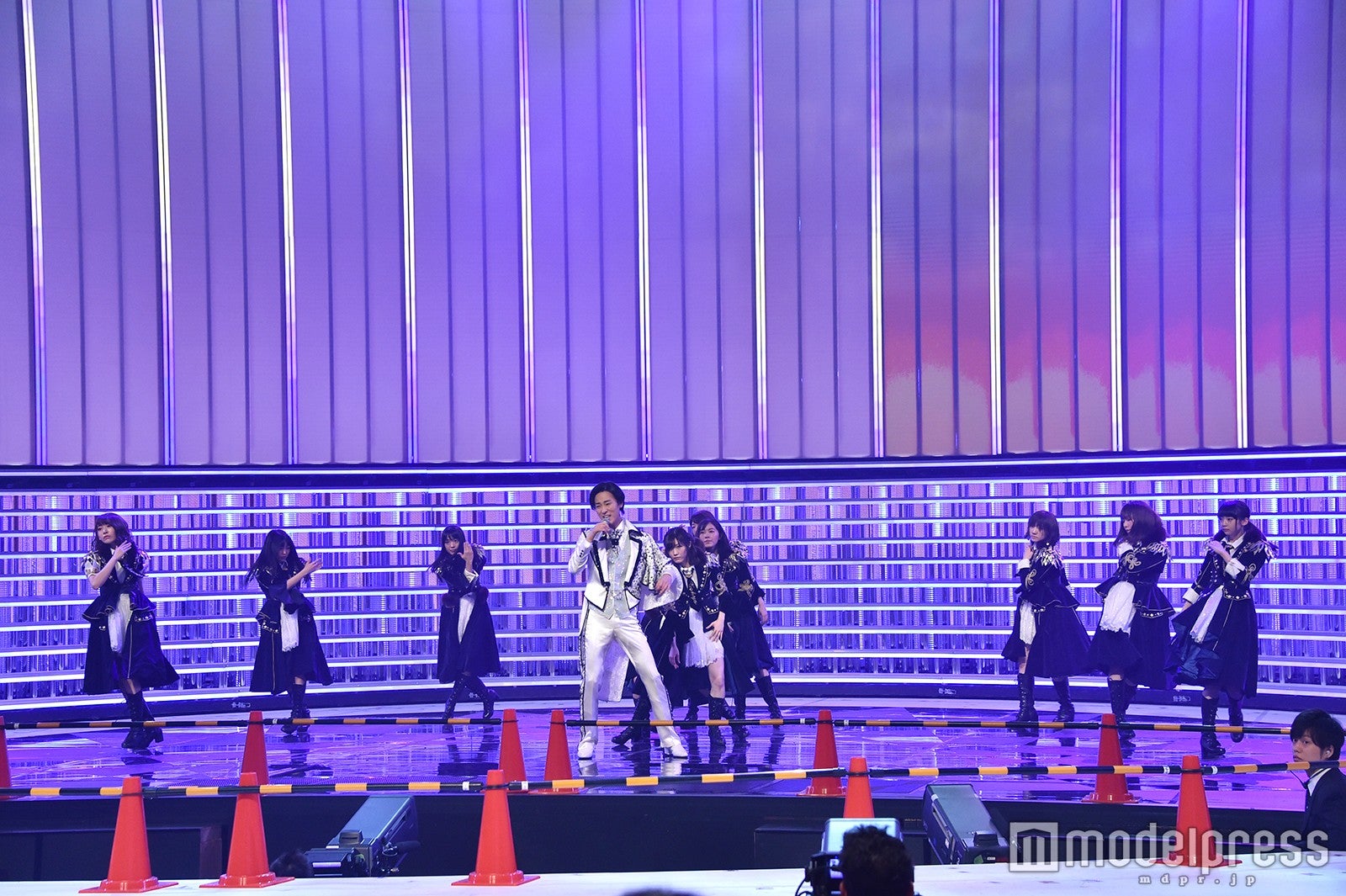 山内惠介＆AKB48（C）モデルプレス