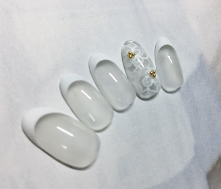 働く女子の憧れ？気品漂うフレンチネイル！