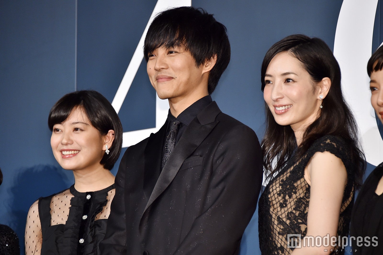 冨手麻妙、松坂桃李、真飛聖（C）モデルプレス