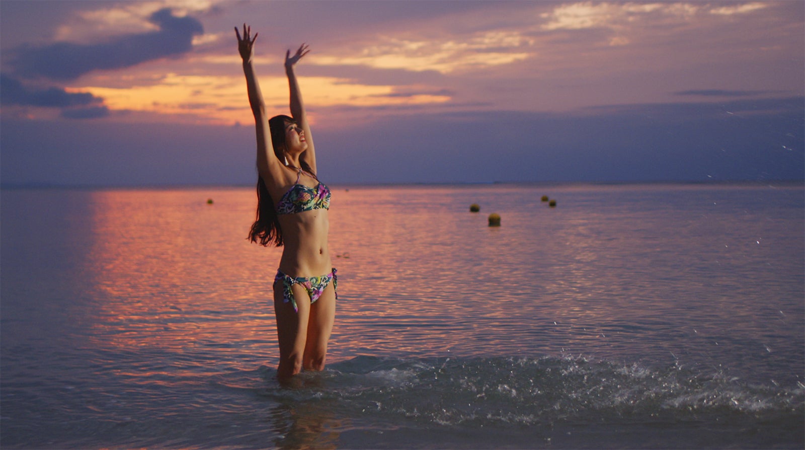 虹のコンキスタドール「サマーとはキミと私なりっ！！」MVより（提供写真）