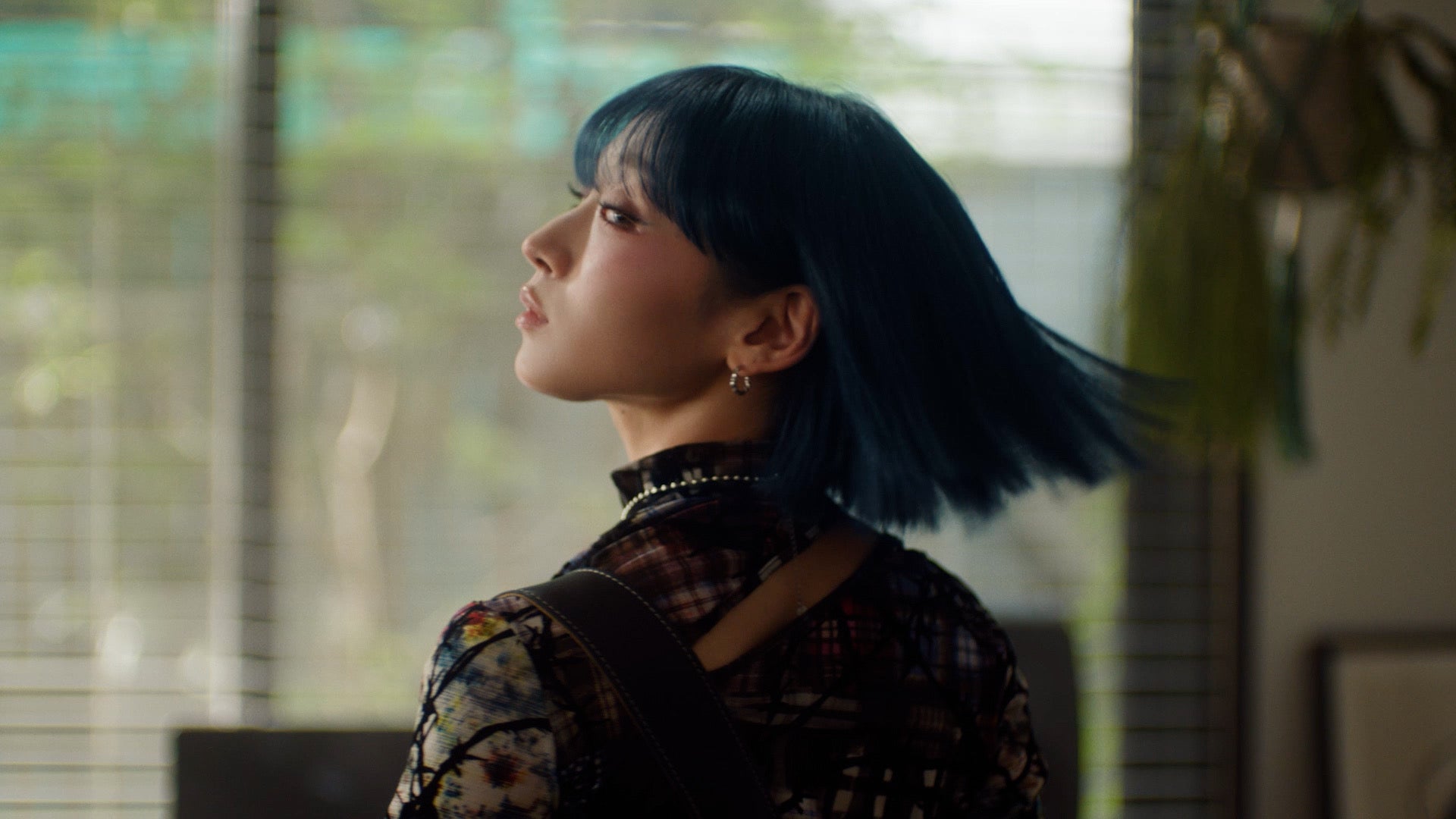 JISOO「いち髪 PREMIER」新CM「後ろ姿のリレー」篇（提供写真）