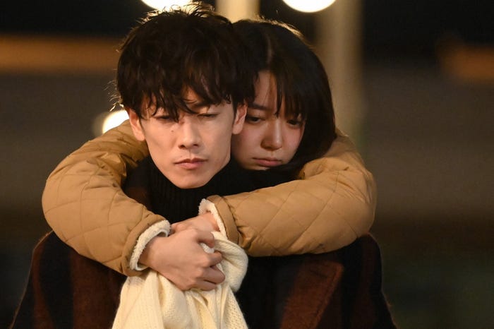 佐藤健、上白石萌音/「恋はつづくよどこまでも」第3話より(C)TBS