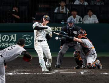 甲子園が騒然 スイングをしかけた高寺の腕に投球が直撃→球審はスイング後に当たったと判断して空振り三振の判定