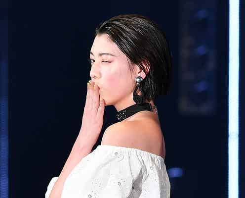 三吉彩花の投げキスに会場興奮!濡れ髪×肌見せファッション輝く<TGC2017 S/S>