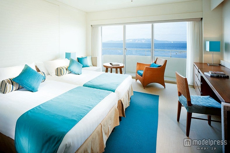 砂浜の白と青を基調にしたオーシャンビュールーム