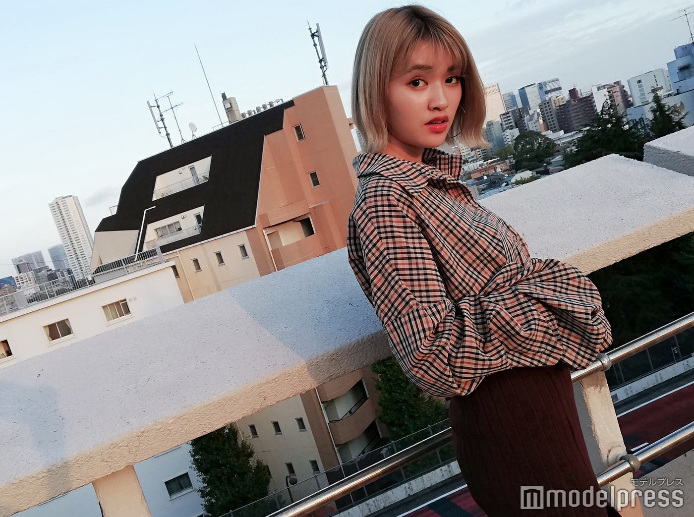 夕暮れ時でもキレイに撮れる/「HUAWEI P20 lite」でポートレートモード(ボケ味OFF)撮影(C)モデルプレス