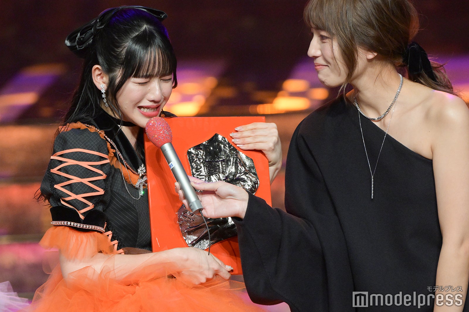 鎮西寿々歌、川口春奈（C）モデルプレス