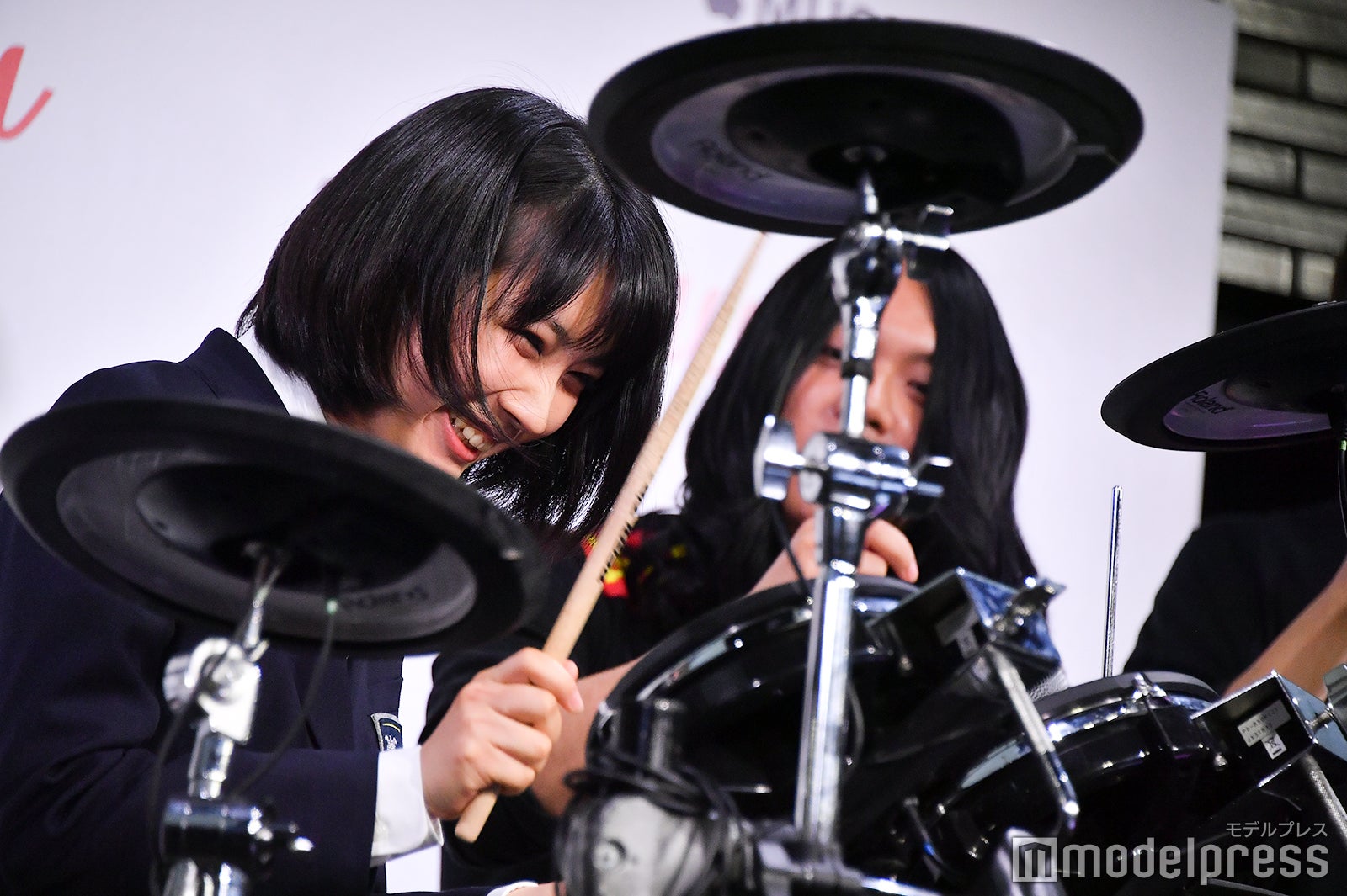 無茶振りにこたえドラムを披露する松本穂香（C）モデルプレス