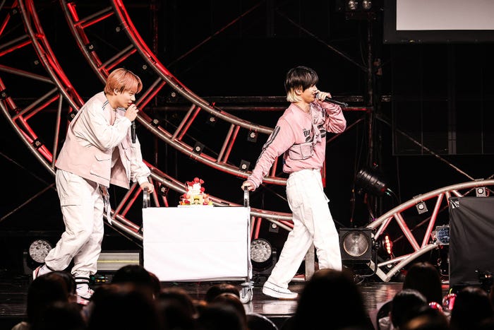 豆原一成のケーキを運び込む鶴房汐恩と木全翔也/JO1 2ND ALBUM「KIZUNA」リリース記念イベント(C)LAPONE ENTERTAINMENT