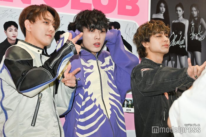 写真撮影するiKON(C)モデルプレス