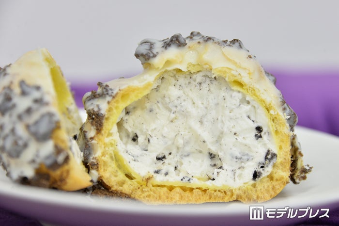 白いブラックサンダー クッキー＆クリームシュー（C）モデルプレス