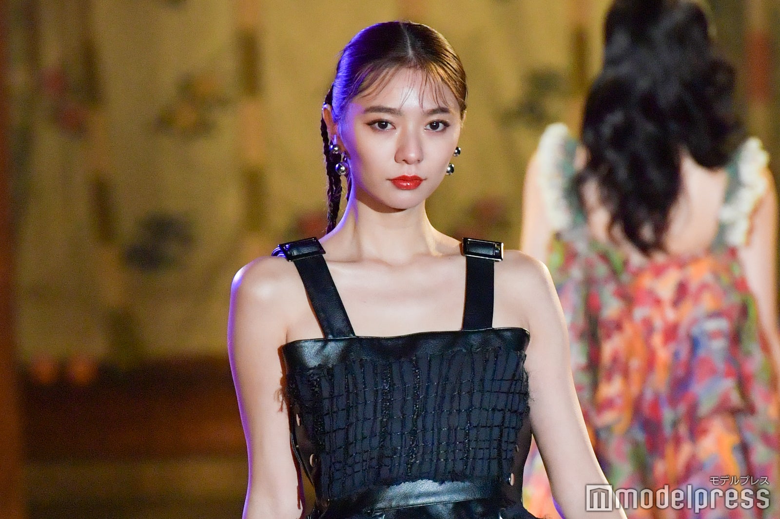 川津明日香、大胆肌見せスタイル 美デコルテ披露でSEXYに＜BISHU COLLECTION＞