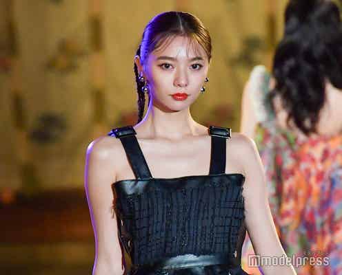 川津明日香、大胆肌見せスタイル 美デコルテ披露でSEXYに<BISHU COLLECTION>