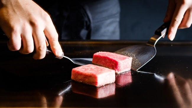 和牛ステーキ／画像提供：創作鉄板　粉者東京