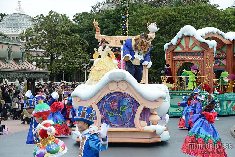 ディズニーランド「美女と野獣」が魅せる幻想的なクリスマスに
