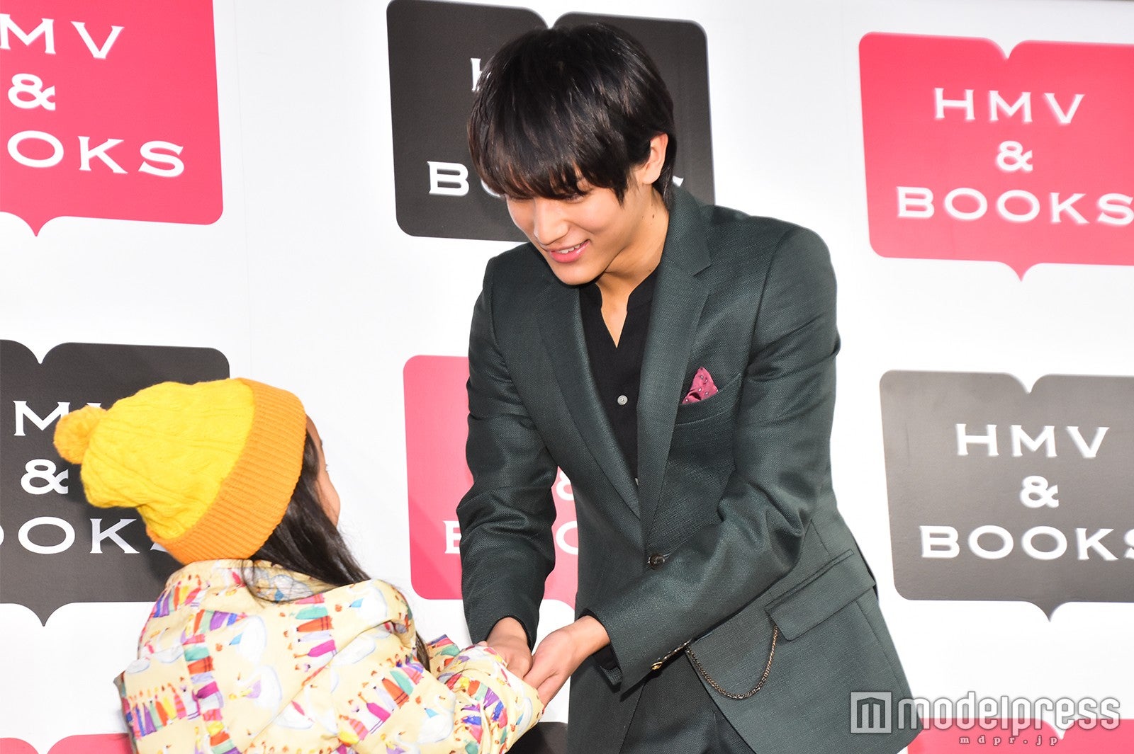 ファンと握手する中川大志 （C）モデルプレス