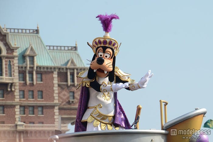 アメジストのシーサーペントに乗る笑いの精のグーフィー