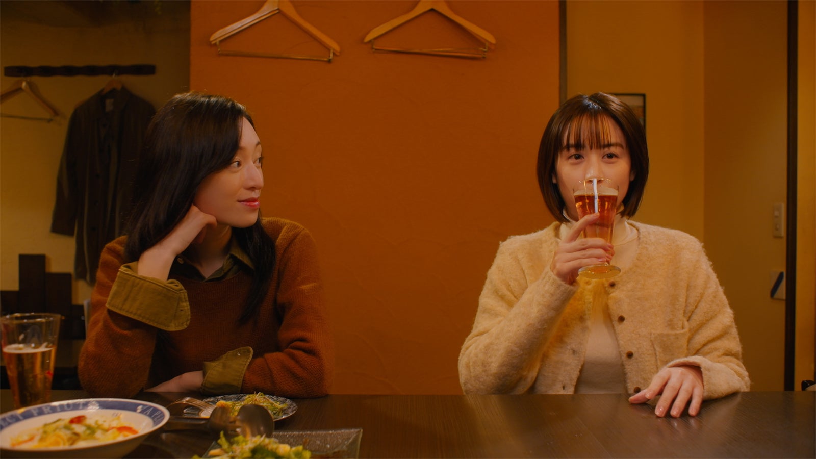 栗山千明、山本美月（C）志村貴子／講談社（C）HJホールディングス