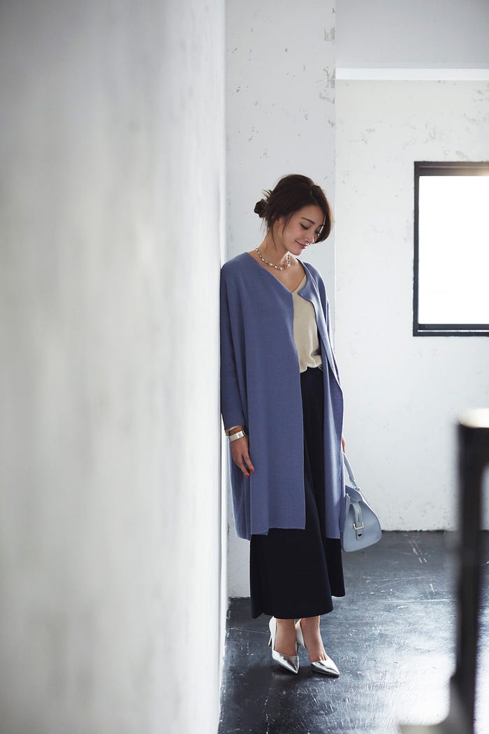 ロングニットカーディガン¥20,000/TONAL Vネックニット¥15,000/Sov.(フィルム) タックガウチョパンツ¥19,000/ANAYI ネックレス¥13,000/Aleksia Nao、バングル¥23,000/Sea Rose JEWEL(ともにimac) バッグ¥18,500/SMIR NASLI Gem. パンプス¥7,400/RANDA(C)TOPLOG