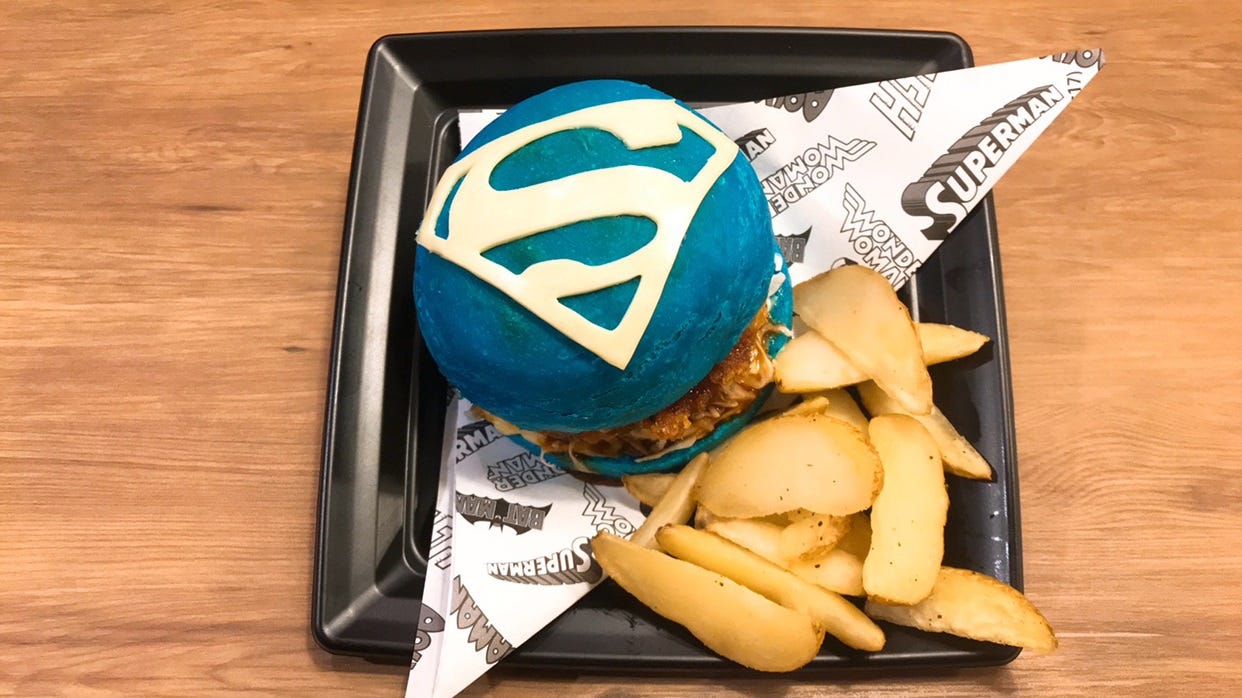 東京コミコン「DCカフェ」真っ青な“スーパーマンバーガー”がインパクト抜群