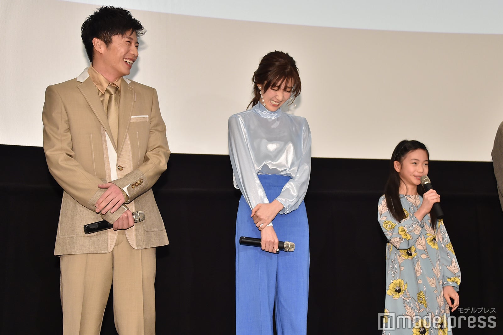 こなれた挨拶をする白鳥玉季（右）に笑顔で見守る田中圭（左）、ともさかりえ（中央）（C）モデルプレス