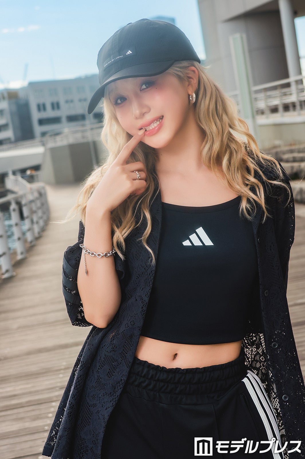 ヒカル／キャップ ￥2,970 トップス ￥6,000（Tシャツ＆キャミソールのセットのキャミソールのみ着用） シャツ ￥7,000 ボトムス ￥9,000 （C）モデルプレス