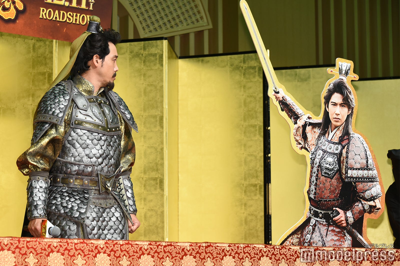 賀来賢人（パネル）を見つめる大泉洋 （C）モデルプレス