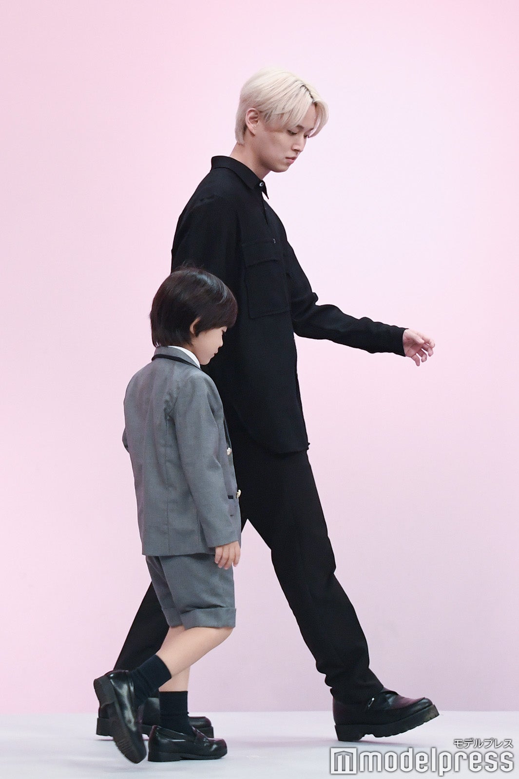 手を繋いでフォトセッションに登場した佐藤大空、白岩瑠姫（C）モデルプレス