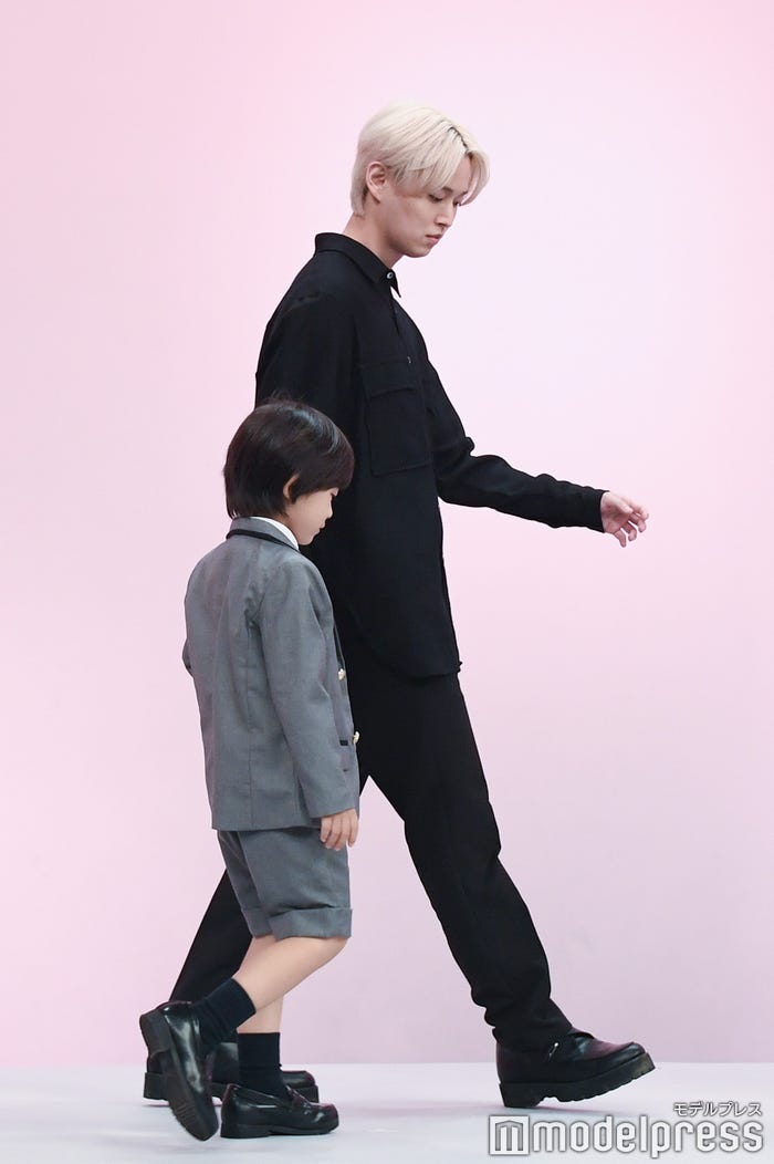 手を繋いでフォトセッションに登場した佐藤大空、白岩瑠姫(C)モデルプレス