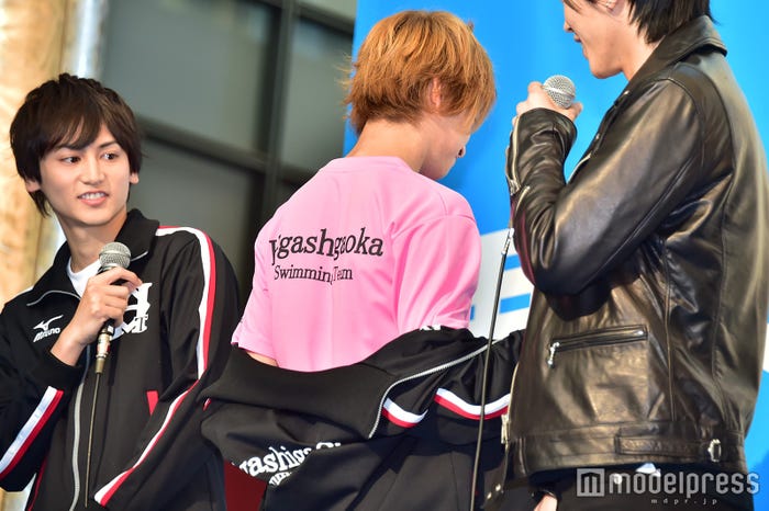 マネージャー・小金井晴美(赤澤燈)はピンク色のTシャツ (C)モデルプレス