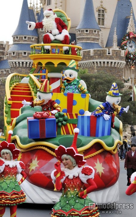東京ディズニーランド「ディズニー・サンタヴィレッジ・パレード」（C）Disney